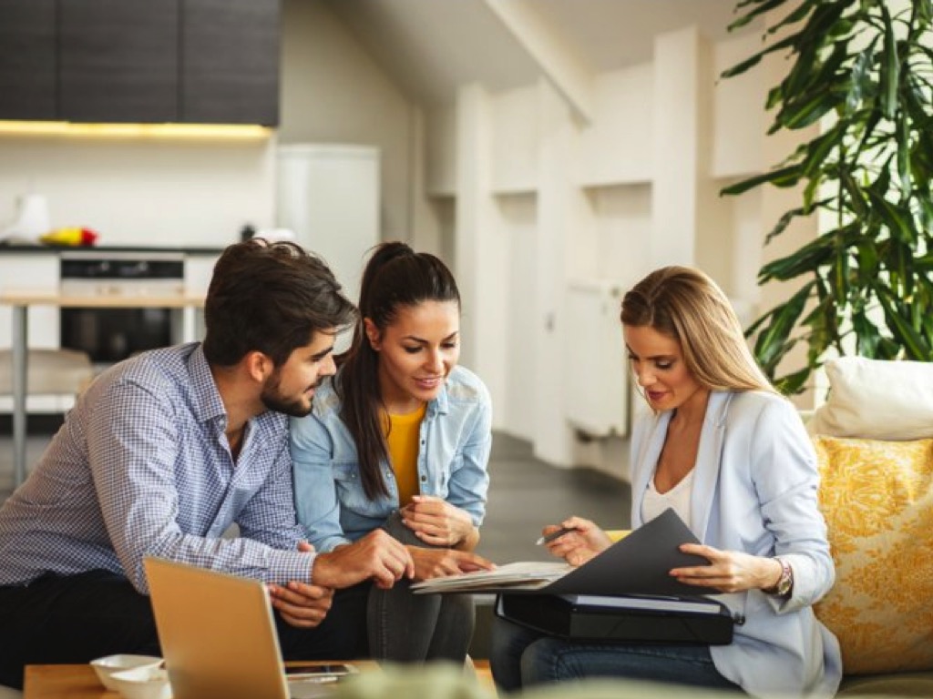 Couple discute travaux modificatifs acquéreurs