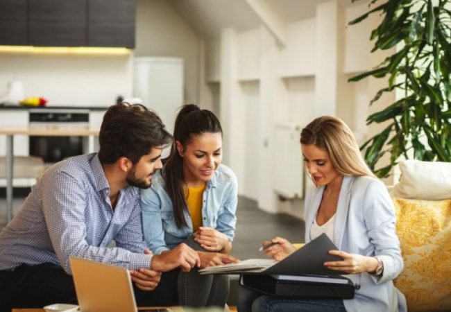 Couple discute travaux modificatifs acquéreurs